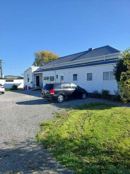 Nicely located in Otaki township, 4 minutes from the beach.