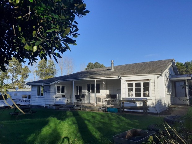 SPACIOUS 3-BEDROOM HOME – CENTRAL WAIPAPA