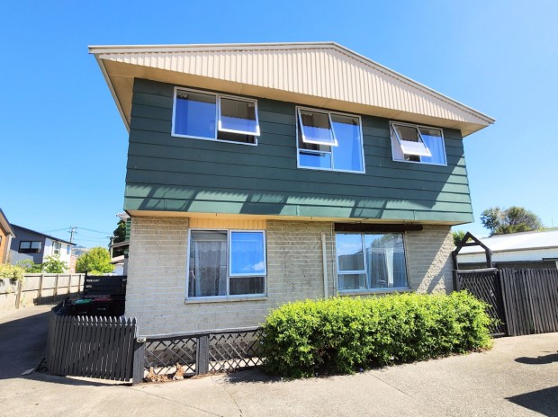 Sunny 2-Bedroom Home in Waltham – Comfort and Convenience Await!