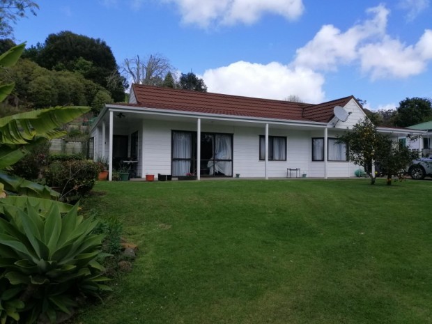 CHARMING 2-BEDROOM HOME IN SOUGHT-AFTER PEACOCK GARDENS DRIVE