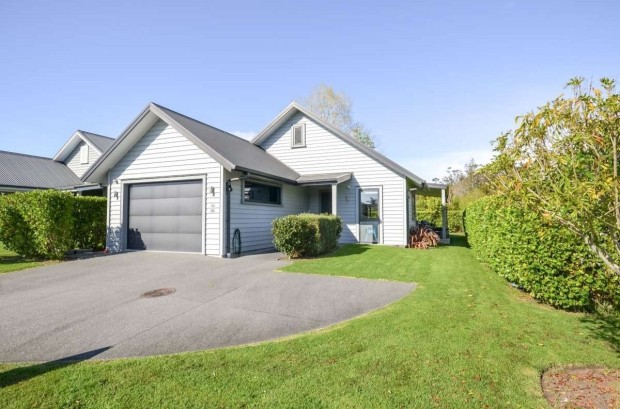 MODERN EASY LIVING IN ORCHARD ESTATE – JUST REDECORATED