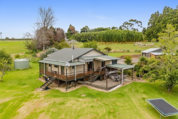 CHARMING COUNTRY COTTAGE  LAWNS INCLUDED