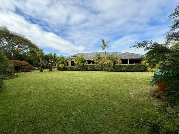 EXECUTIVE HOME + SEPARATE SELF-CONTAINED STUDIO ON PRIVATE LIFESTYLE GROUNDS