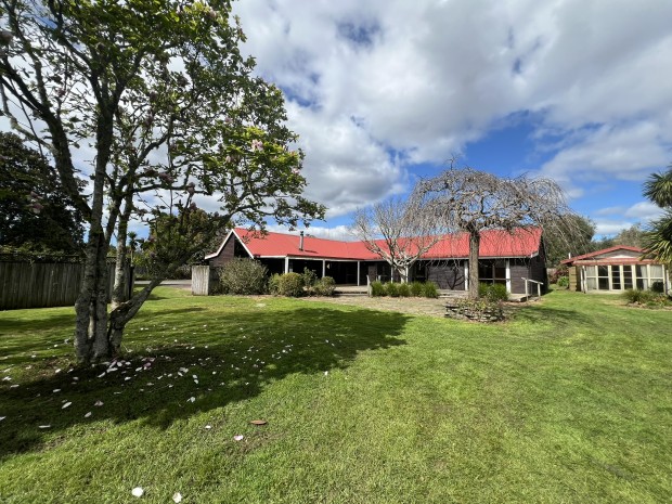 SOUGHT-AFTER KENDAL ROAD – SPACIOUS FAMILY RETREAT
