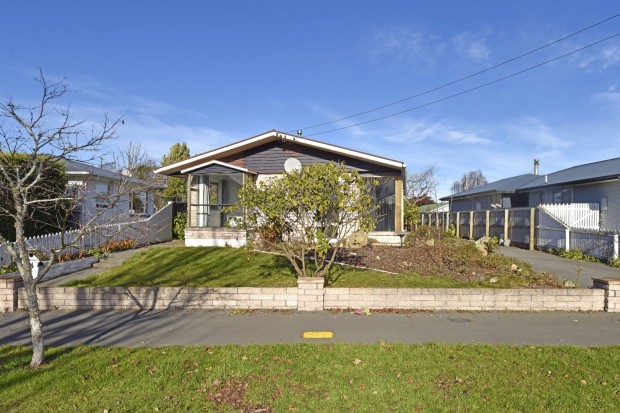 Comfortable, Sunny 4-Bedroom Home in popular Redwood