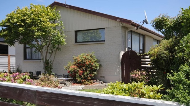 Make yourself comfortable at Ascot Terrace - Lawns and gardens included in rent