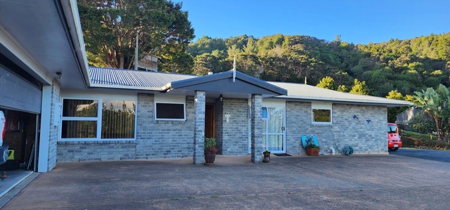 Main Home + Pool Apartment – 5 Bedrooms @ One Great Price!