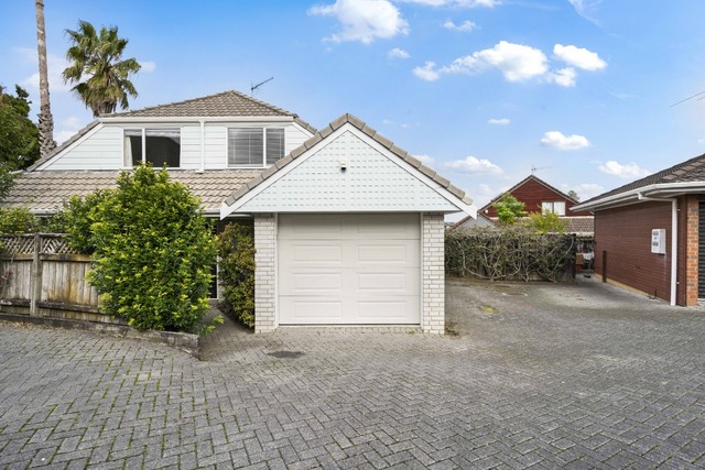 Modern Comfort & Convenience in the Heart of Ellerslie