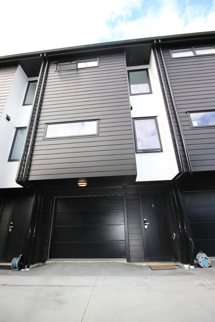 Stylish 3-Bedroom Townhouse in the Heart of Birkdale