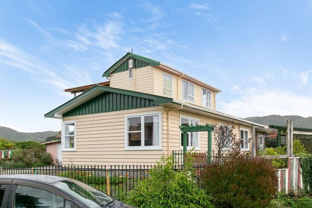 Spacious 6-Bedroom Family Home with Views & Sun Kingston Cul-de-Sac