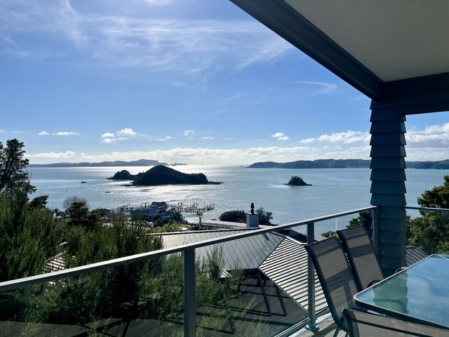FLOAT ABOVE THE BAY – BREATHTAKING VIEWS & FLEXIBLE LIVING