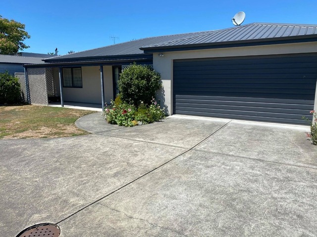 Tidy modern home close to the hospital