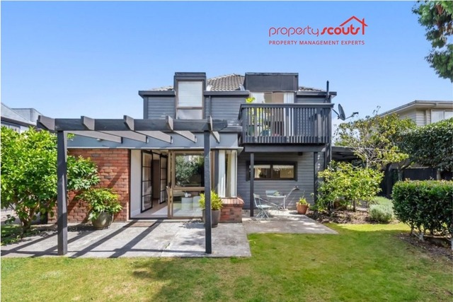 Spacious & Stylish Family Home in Boulcott