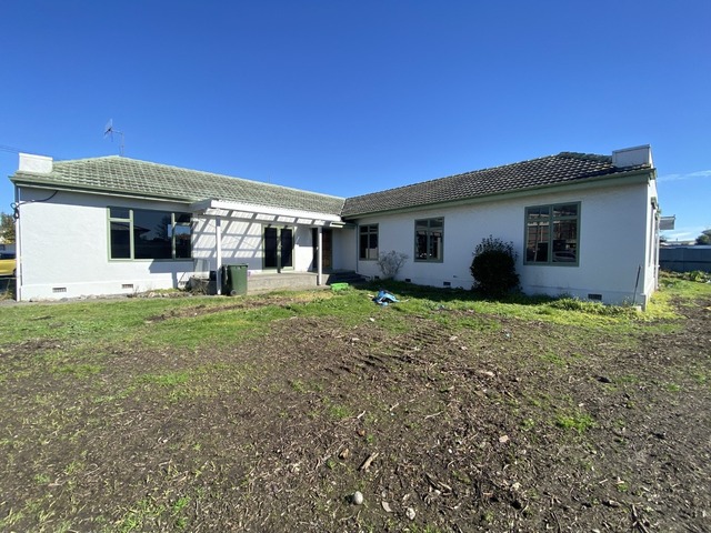 Camberley - 5 Bed - 2 Bath