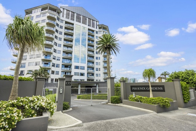 Luxury 1-Bedroom Apartment with Spectacular Vie