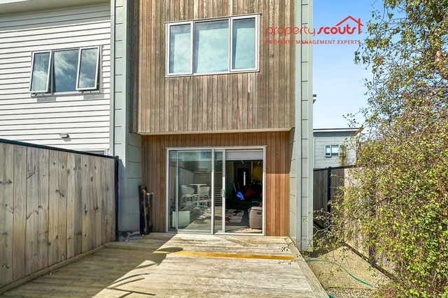 Modern 3-bed townhouse by the Hutt River