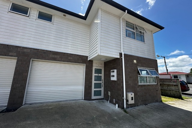 Convenient & Low-Maintenance Townhouse in Prime Central Location