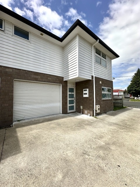 Convenient & Low-Maintenance Townhouse in Prime Central Location