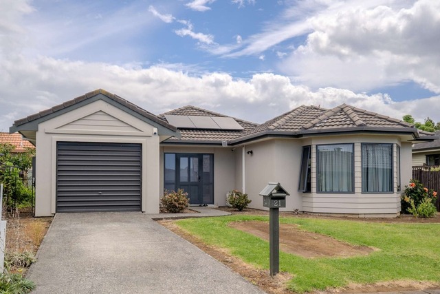 SPACIOUS HOME WITH SOLAR – WALK TO TOWN