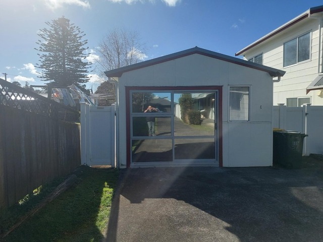 Tidy 2-Bedroom Unit in Papakura – Ideal for Couples or Small Families