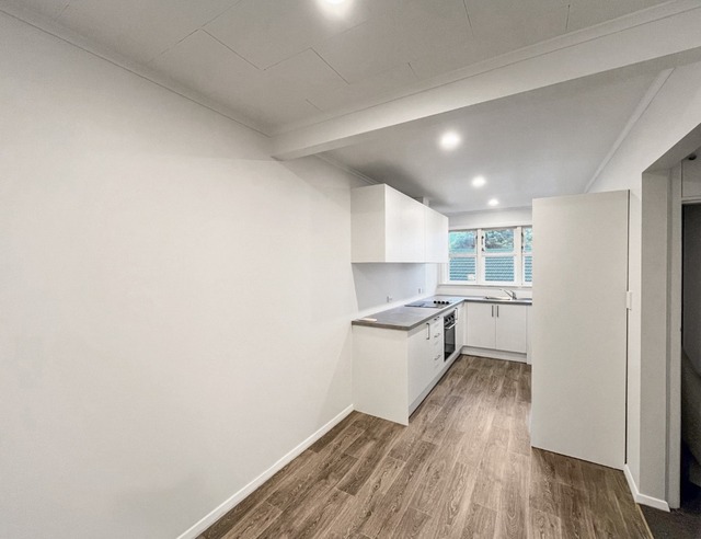 Spacious & Sunny 3-Bedroom Upstairs Unit – Great Location & Modern Comforts