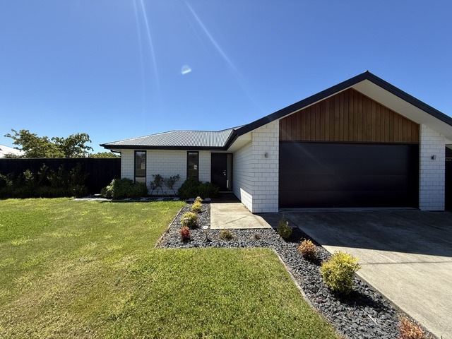 Rare Lincoln Rental.  Large home, Great Layout, Available Now