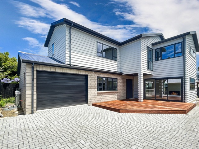 Modern and Stylish Near-New Home in Te Atatū Peninsula