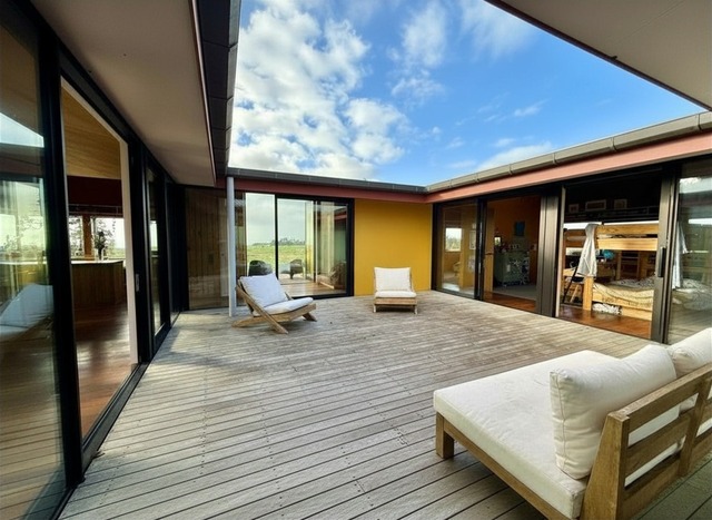 ARCHITECTURALLY DESIGNED COUNTRY RETREAT WITH STUNNING VIEWS