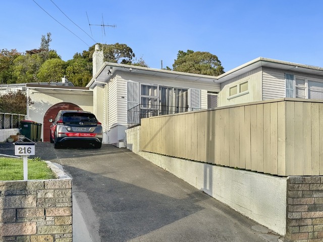 Sunny 3 Bedroom Family Home Opposite the Park