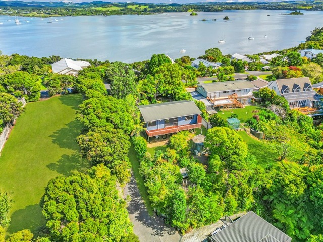 DOVES BAY COASTAL RETREAT WITH MARINA VIEWS