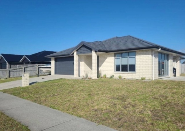 Four Bedroom home in One Tree Point