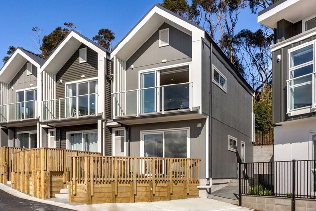 Modern 3-Bedroom Townhouse  Views, Sun & Outdoor Living
