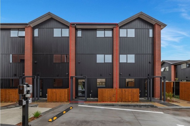 Modern 2-Bed Townhouse in Henderson