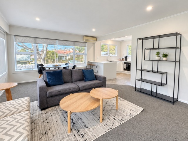 Modern 2 Bedroom Unit- Near Hamilton Lake